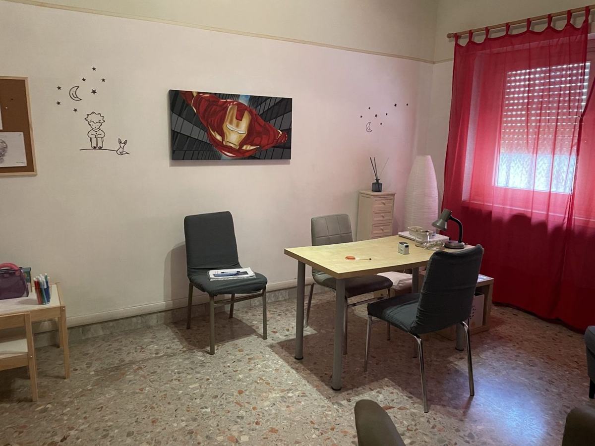 Studio a Roma Tiburtina con scrivania e il Piccolo Principe disegnato sul muro
